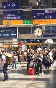 Schlange Bahnschalter